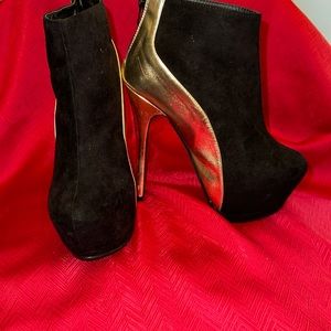 Georgia 6” Black Platform Boot. Size 5.5.